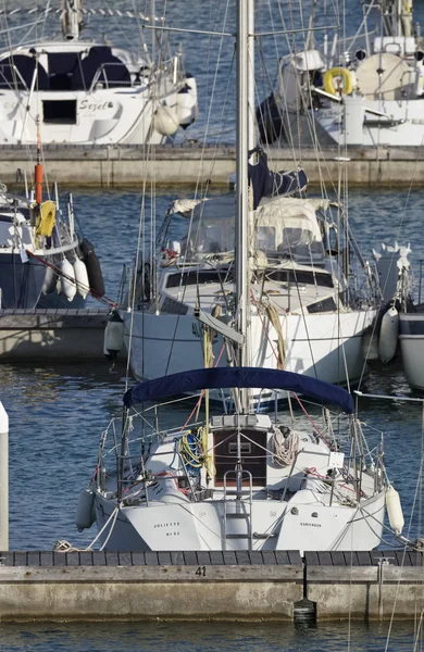 Itália, Sicília, Mar Mediterrâneo, Marina di Ragusa; 20 Julho 2017, veleiros no porto - EDITORIAL — Fotografia de Stock