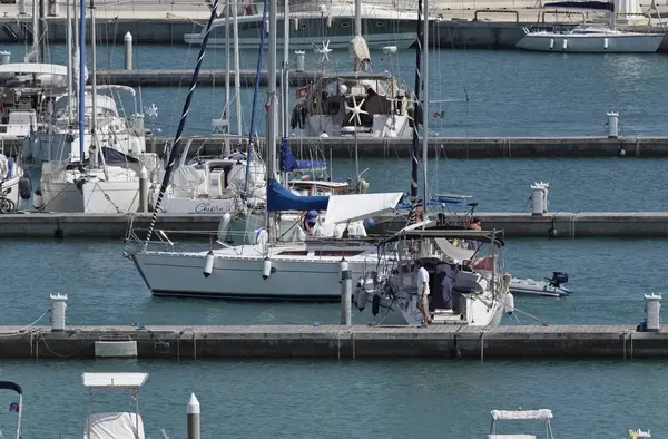 Italien, Sizilien, Mittelmeer, Marina di ragusa; 20. Juli 2017, Luxusyachten im Hafen - Leitartikel — Stockfoto