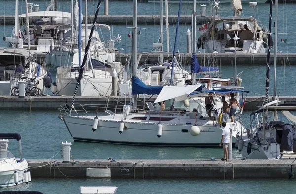 İtalya, Sicilya, Akdeniz, Marina di Ragusa; 20 Temmuz 2017, insanlar ve liman - editoryal Lüks Yatlar