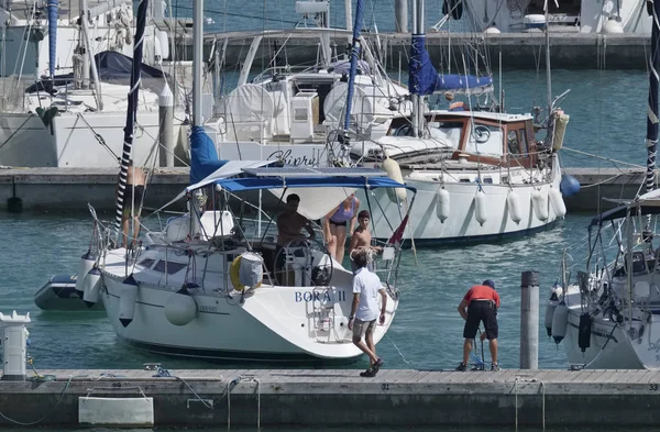 İtalya, Sicilya, Akdeniz, Marina di Ragusa; 20 Temmuz 2017, insanlar ve liman - editoryal Lüks Yatlar