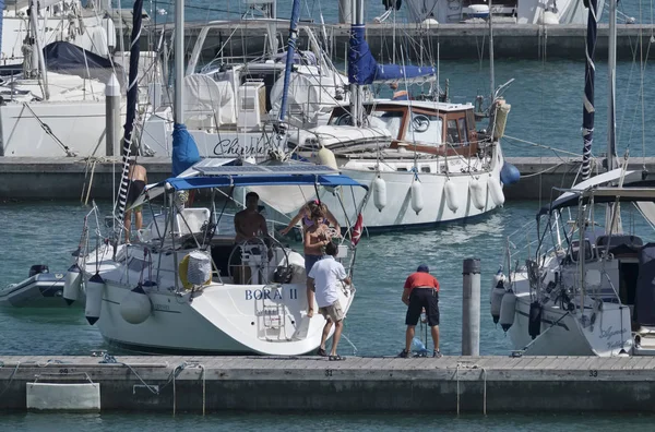 İtalya, Sicilya, Akdeniz, Marina di Ragusa; 20 Temmuz 2017, insanlar ve liman - editoryal Lüks Yatlar
