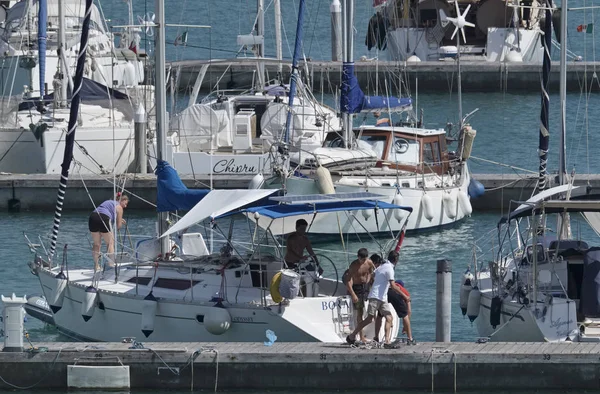 İtalya, Sicilya, Akdeniz, Marina di Ragusa; 20 Temmuz 2017, insanlar ve liman - editoryal Lüks Yatlar