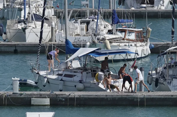 İtalya, Sicilya, Akdeniz, Marina di Ragusa; 20 Temmuz 2017, insanlar ve liman - editoryal Lüks Yatlar