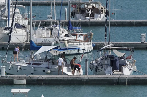 İtalya, Sicilya, Akdeniz, Marina di Ragusa; 20 Temmuz 2017, insanlar ve liman - editoryal Lüks Yatlar