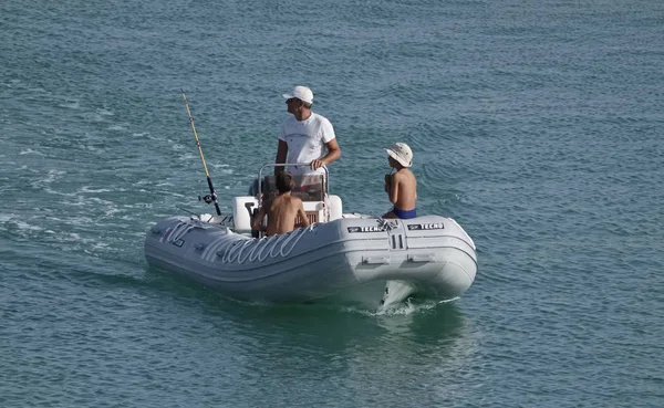 Italie, Sicile, Méditerranée ; 21 juillet 2017, les gens sur un bateau en caoutchouc dans le port - EDITORIAL — Photo