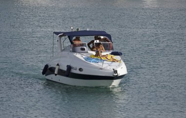 İtalya, Sicilya, Akdeniz; 22 Temmuz 2017, insanlar üzerinde port - editoryal bir motorlu tekne