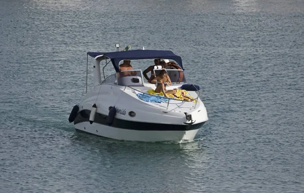 Italie, Sicile, Méditerranée ; 22 juillet 2017, personnes sur un bateau à moteur dans le port - EDITORIAL — Photo