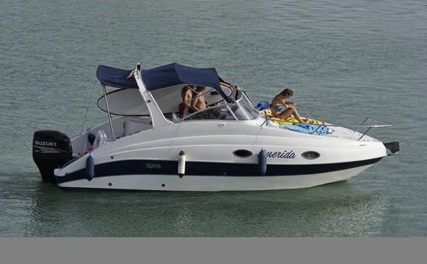 İtalya, Sicilya, Akdeniz; 22 Temmuz 2017, insanlar üzerinde port - editoryal bir motorlu tekne
