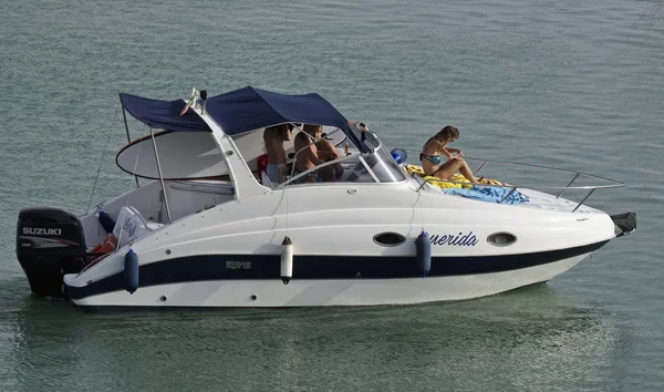 İtalya, Sicilya, Akdeniz; 22 Temmuz 2017, insanlar üzerinde port - editoryal bir motorlu tekne