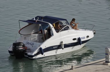 İtalya, Sicilya, Akdeniz; 22 Temmuz 2017, insanlar üzerinde port - editoryal bir motorlu tekne