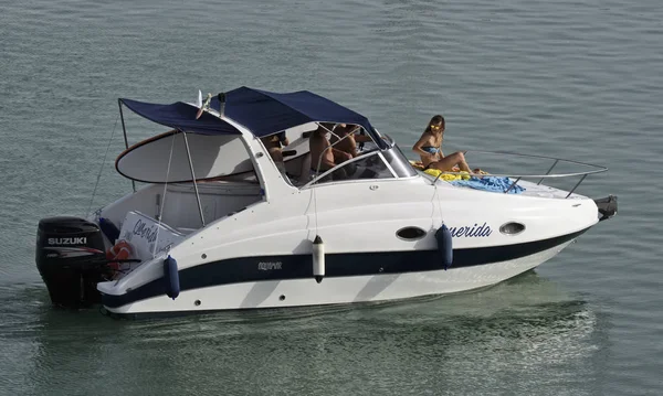 İtalya, Sicilya, Akdeniz; 22 Temmuz 2017, insanlar üzerinde port - editoryal bir motorlu tekne