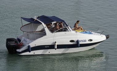 İtalya, Sicilya, Akdeniz; 22 Temmuz 2017, insanlar üzerinde port - editoryal bir motorlu tekne