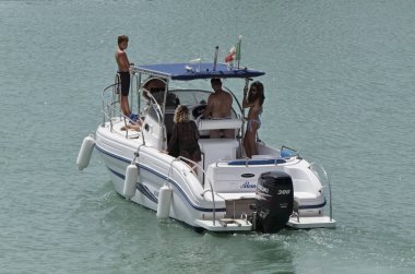 İtalya, Sicilya, Akdeniz, Marina di Ragusa; 23 Temmuz 2017, insanlar üzerinde port - editoryal bir motorlu tekne