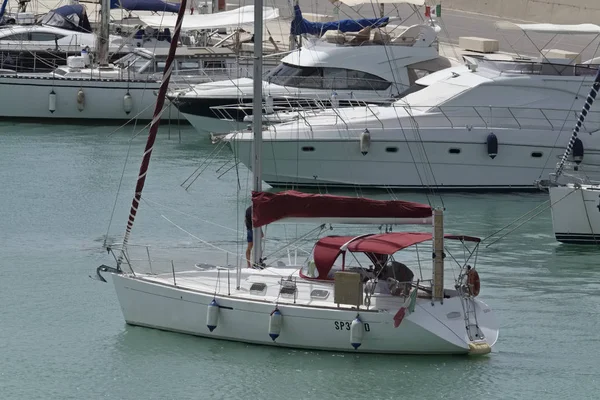 Italia, Sicilia, Mar Mediterráneo, Marina di Ragusa; 23 Julio 2017, yates de lujo en el puerto - EDITORIAL —  Fotos de Stock