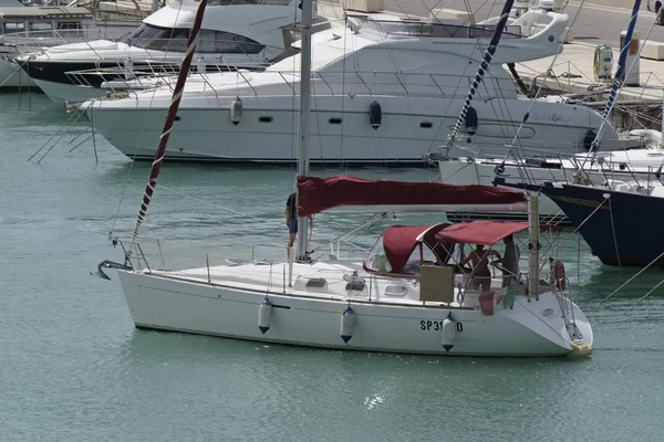 İtalya, Sicilya, Akdeniz, Marina di Ragusa; 23 Temmuz 2017, Lüks Yatlar port - Editörden