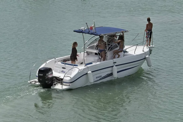 Italie, Sicile, Méditerranée, Marina di Ragusa ; 23 juillet 2017, personnes sur un bateau à moteur dans le port - EDITORIAL — Photo