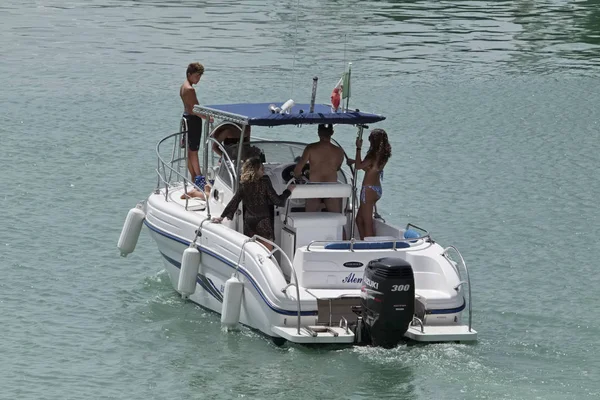 Италия, Сицилия, Средиземное море, Марина-ди-Рагуза; 23 июля 2017 года люди на моторной лодке в порту - EDITORIAL — стоковое фото