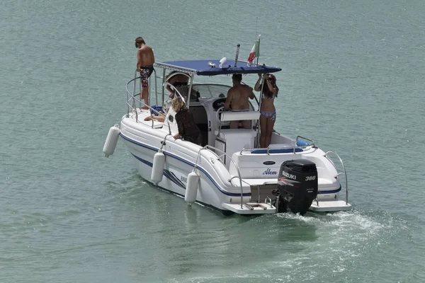 İtalya, Sicilya, Akdeniz, Marina di Ragusa; 23 Temmuz 2017, insanlar üzerinde port - editoryal bir motorlu tekne