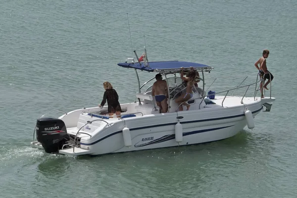 Italie, Sicile, Méditerranée, Marina di Ragusa ; 23 juillet 2017, personnes sur un bateau à moteur dans le port - EDITORIAL — Photo