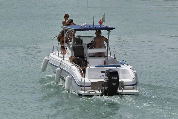 Italia, Sicilia, Mar Mediterráneo, Marina di Ragusa; 23 Julio 2017, personas en un barco a motor en el puerto - EDITORIAL — Foto de Stock