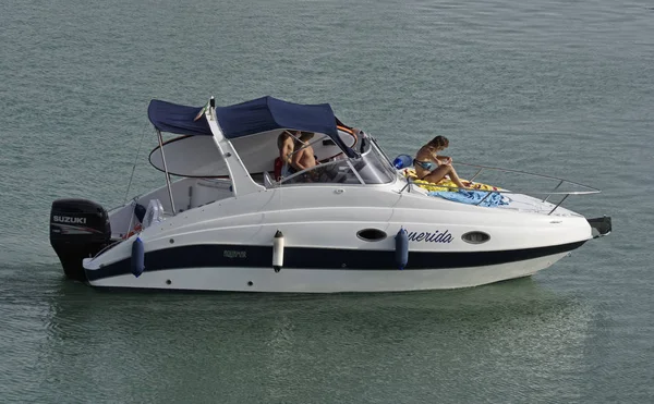 İtalya, Sicilya, Akdeniz, Marina di Ragusa; 23 Temmuz 2017, insanlar üzerinde port - editoryal bir motorlu tekne