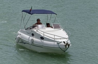 İtalya, Sicilya, Akdeniz, Marina di Ragusa; 23 Temmuz 2017, insanlar üzerinde port - editoryal bir motorlu tekne