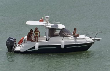 İtalya, Sicilya, Akdeniz, Marina di Ragusa; 23 Temmuz 2017, insanlar üzerinde port - editoryal bir motorlu tekne