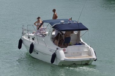 İtalya, Sicilya, Akdeniz, Marina di Ragusa; 23 Temmuz 2017, insanlar üzerinde port - editoryal bir motorlu tekne