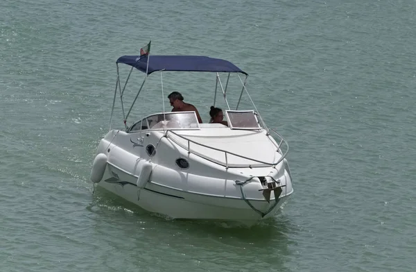 İtalya, Sicilya, Akdeniz; 22 Temmuz 2017, insanlar üzerinde port - editoryal bir motorlu tekne