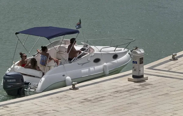 İtalya, Sicilya, Akdeniz, Marina di Ragusa; 23 Temmuz 2017, insanlar üzerinde port - editoryal bir motorlu tekne