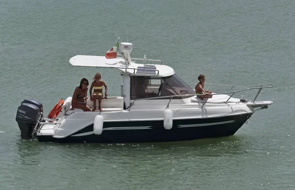 İtalya, Sicilya, Akdeniz, Marina di Ragusa; 23 Temmuz 2017, insanlar üzerinde port - editoryal bir motorlu tekne