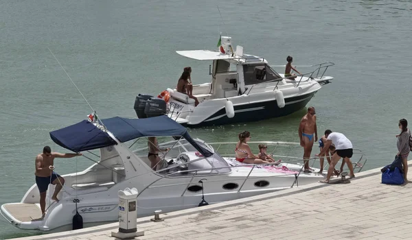 İtalya, Sicilya, Akdeniz, Marina di Ragusa; 23 Temmuz 2017, insanlar üzerinde port - editoryal Motorlu kayak sandallar