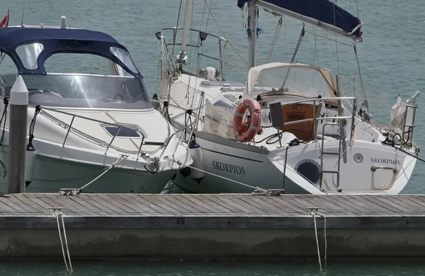 Italie, Sicile, Méditerranée, Marina di Ragusa ; 23 Juillet 2017, yachts de luxe dans le port - EDITORIAL — Photo