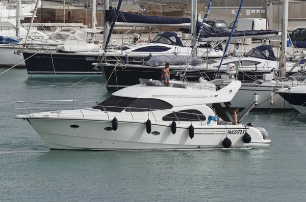 Italien, Sizilien, Mittelmeer, Marina di ragusa; 23. Juli 2017, Menschen auf einer Luxusjacht im Hafen - Leitartikel — Stockfoto