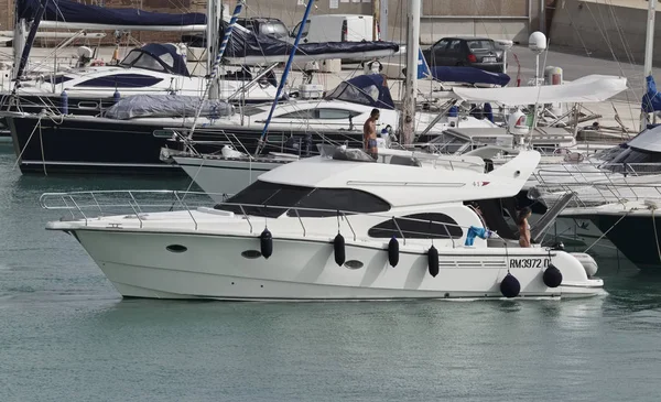Italië, Sicilië, Middellandse Zee, Marina di Ragusa; 23 juli 2017, jacht mensen op een luxe in de haven - redactie — Stockfoto