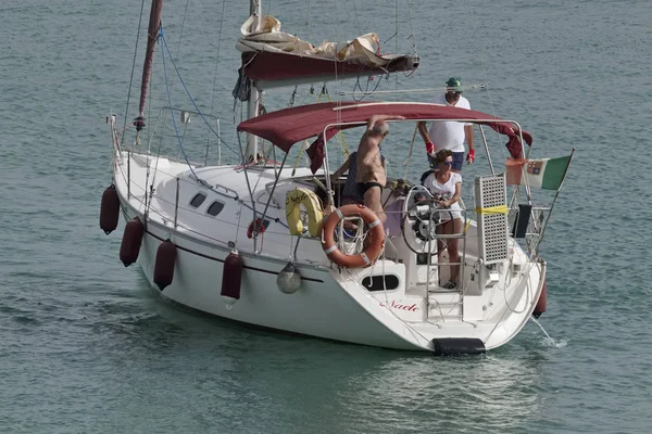 Italien, Sizilien, Mittelmeer, Marina di Ragusa; 23. Juli 2017, Menschen auf einem Segelboot im Hafen - Leitartikel — Stockfoto