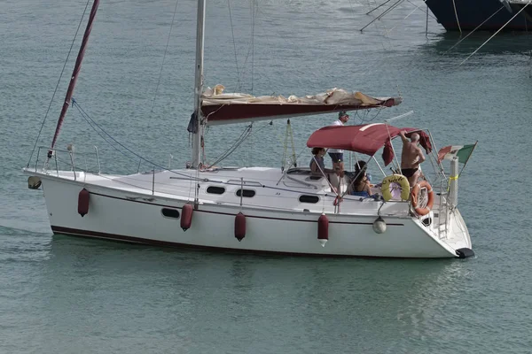 Italia, Sicilia, Mar Mediterraneo, Marina di Ragusa; 23 luglio 2017, persone in barca a vela nel porto - EDITORIALE — Foto Stock