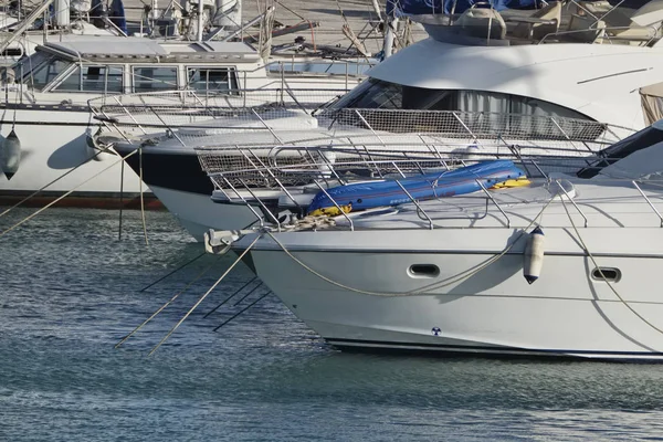 Włochy, Sycylia, Morze Śródziemne, Marina di Ragusa; 25 lipca 2017 r., luksusowe jachty w porcie - Redakcja — Zdjęcie stockowe
