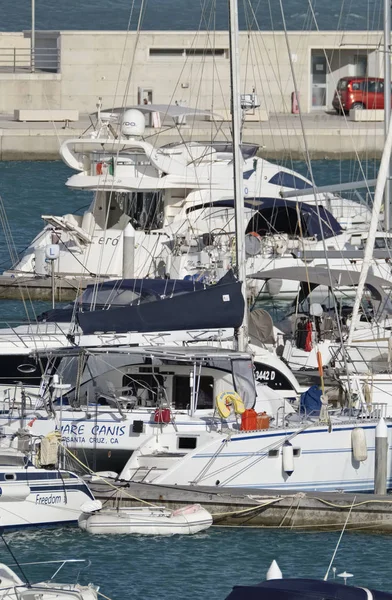 Ιταλία, Σικελία, στη Μεσόγειο θάλασσα, Marina di Ragusa? 26 Ιουλίου 2017, πολυτελή σκάφη στο λιμάνι - συντακτική — Φωτογραφία Αρχείου