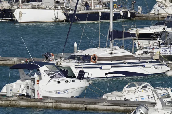 Italien, Sizilien, Mittelmeer, Marina di ragusa; 26. Juli 2017, Luxusyachten im Hafen - Leitartikel — Stockfoto