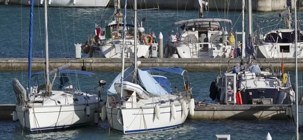 İtalya, Sicilya, Akdeniz, Marina di Ragusa; 26 Temmuz 2017, yelkenli tekneler limanda - Editörden