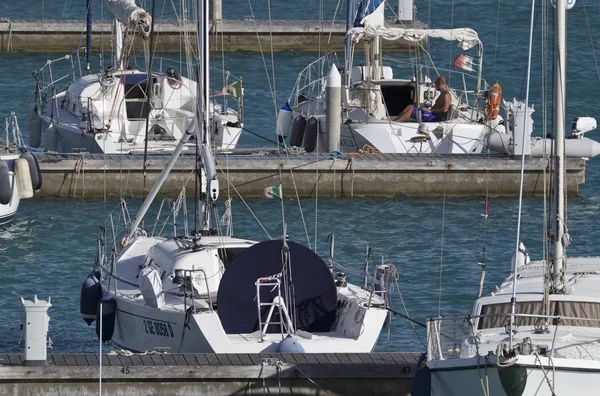 İtalya, Sicilya, Akdeniz, Marina di Ragusa; 26 Temmuz 2017, yelkenli tekneler limanda - Editörden