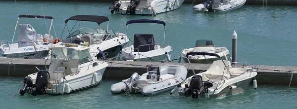 İtalya, Sicilya, Akdeniz, Marina di Ragusa; 27 Temmuz 2017, motorlu tekneler limanda - Editörden