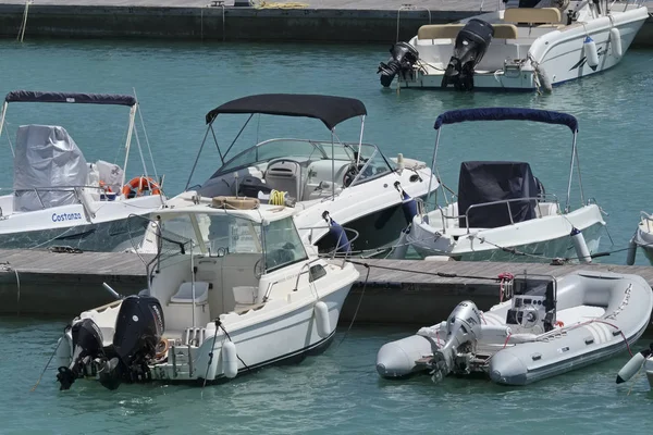 İtalya, Sicilya, Akdeniz, Marina di Ragusa; 27 Temmuz 2017, motorlu tekneler limanda - Editörden