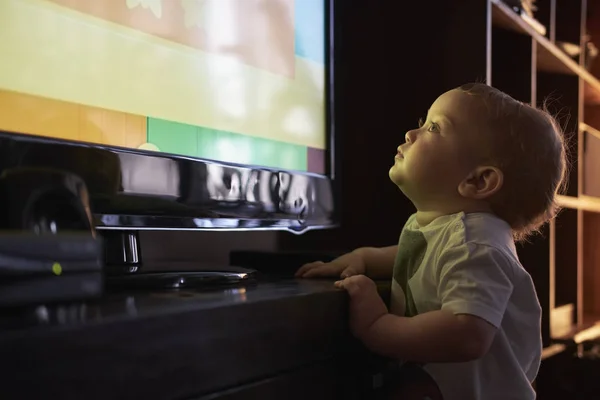 집에서 Tv를 보고 하는 1 개 살 유아 남성 — 스톡 사진