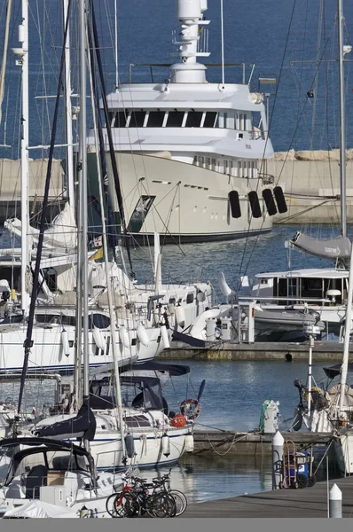 Италия, Сицилия, Средиземное море, Marina di Ragusa; 28 июля 2017, роскошные яхты в порту - РЕДАКЦИЯ — стоковое фото