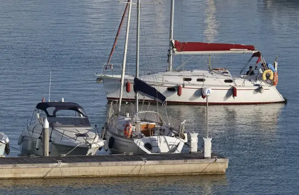 İtalya, Sicilya, Akdeniz, Marina di Ragusa; 28 Temmuz 2017, Lüks Yatlar port - Editörden