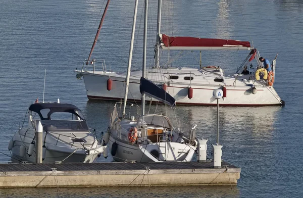 Италия, Сицилия, Средиземное море, Marina di Ragusa; 28 июля 2017, роскошные яхты в порту - РЕДАКЦИЯ — стоковое фото