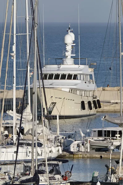 Italien, Sizilien, Mittelmeer, Marina di ragusa; 28. Juli 2017, Luxusyachten im Hafen - Leitartikel — Stockfoto