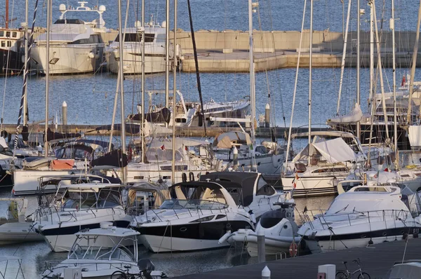 Itálie, Sicílie, Středozemní moře, Marina di Ragusa; 28. července 2017, lodě a luxusní jachty v přístavu při západu slunce - Editorial — Stock fotografie